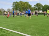 Laatste training S.K.N.W.K. JO9-1 van seizoen 2022-2023 (partijtje tegen de ouders) (74/178)